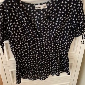 URBAN OUTFITTERS Short Sleeve Flowered Top